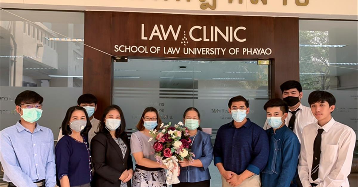 คณะศิลปศาสตร์มอบช่อดอกไม้แสดงความยินดีกับคณะนิติศาสตร์ เนื่องในโอกาศเปิดคลินิกกฏหมาย
